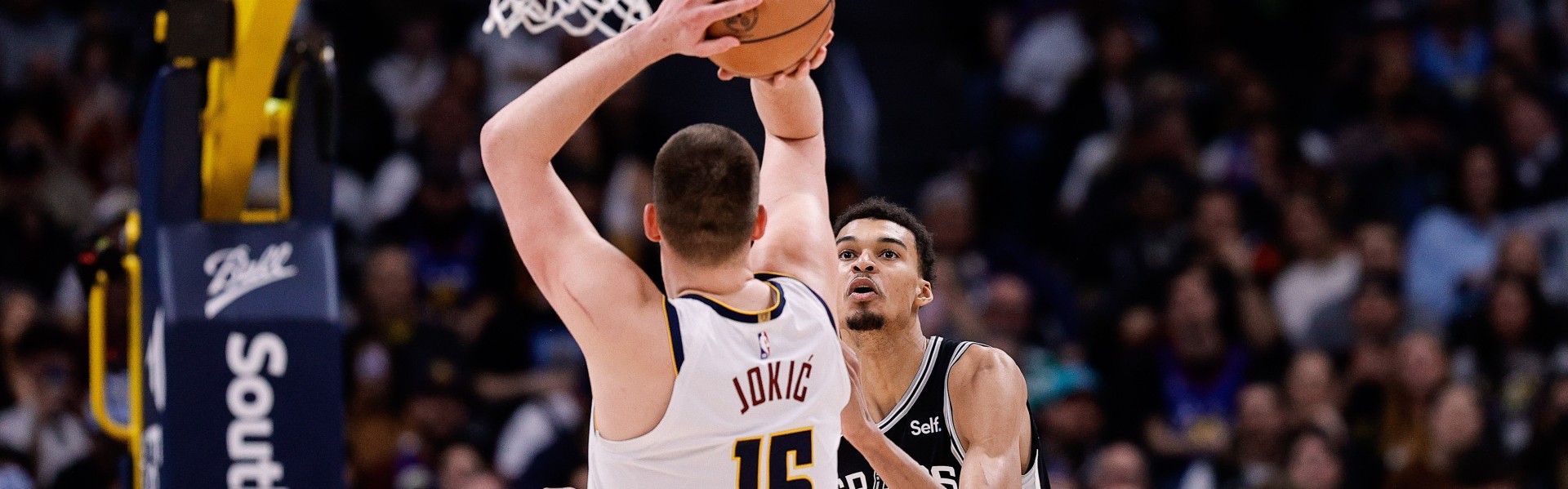 约基奇生涯战文班4胜2负 场均得分约基奇更多 抢断&amp;盖帽文班占优