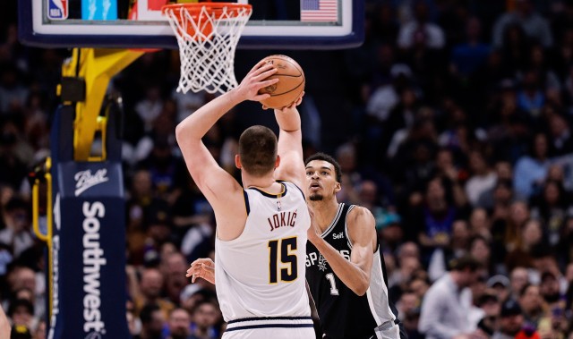 约基奇生涯战文班4胜2负 场均得分约基奇更多 抢断&amp;盖帽文班占优