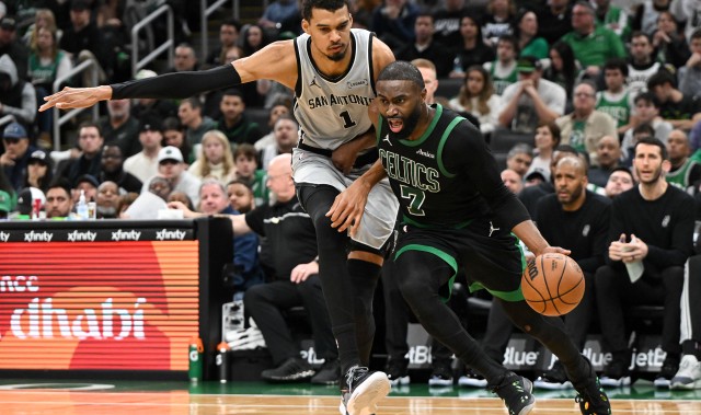 记者：绿军缺普理查德&amp;布朗被驱逐 面对有文班的马刺确实赢不了