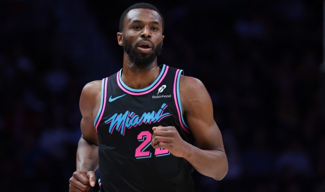 世界杯客户端升级下载-兢兢业业！维金斯半场7中5贡献11分3板 三分3中1