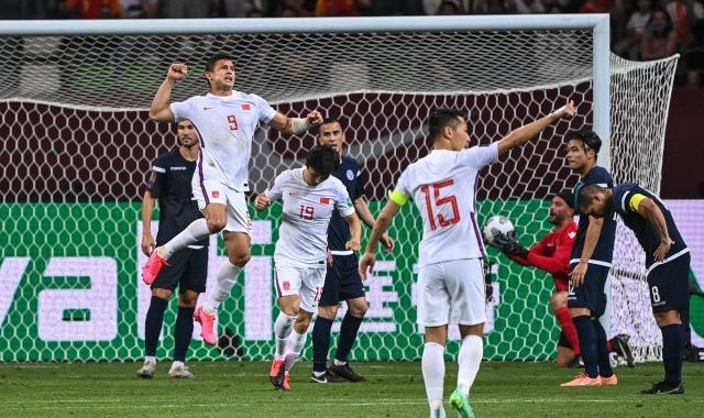 国足七球大胜关岛队 李铁首秀及格：满意队员斗志